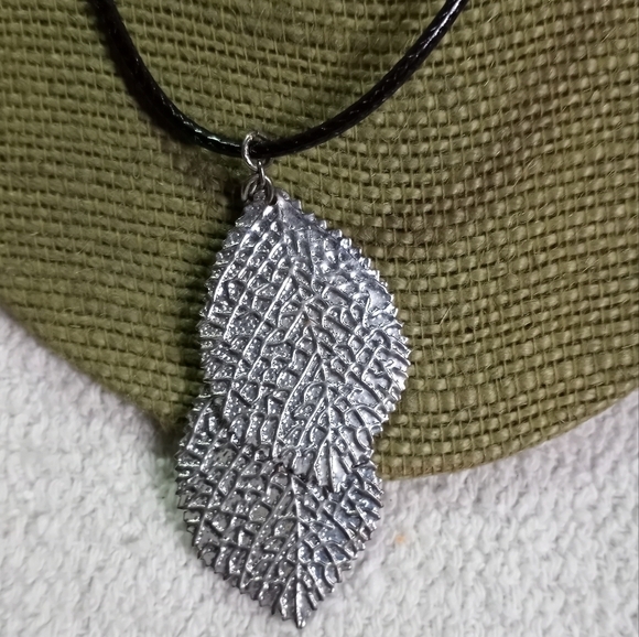 Silvertone leaves leaf 🍃 Necklace on black cord - Picture 1 of 5